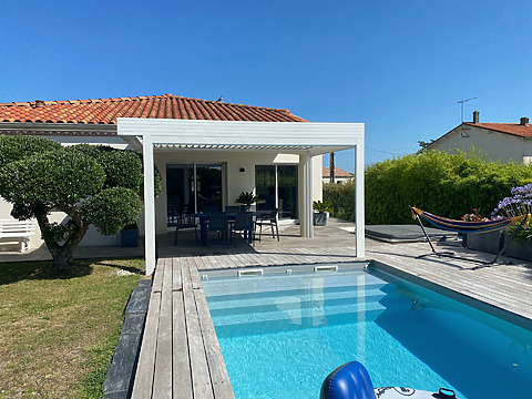 pergola bioclimatique avec piscine