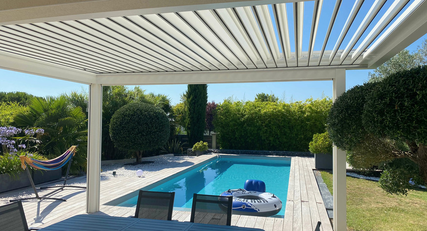 Pergola bioclimatique avec piscine