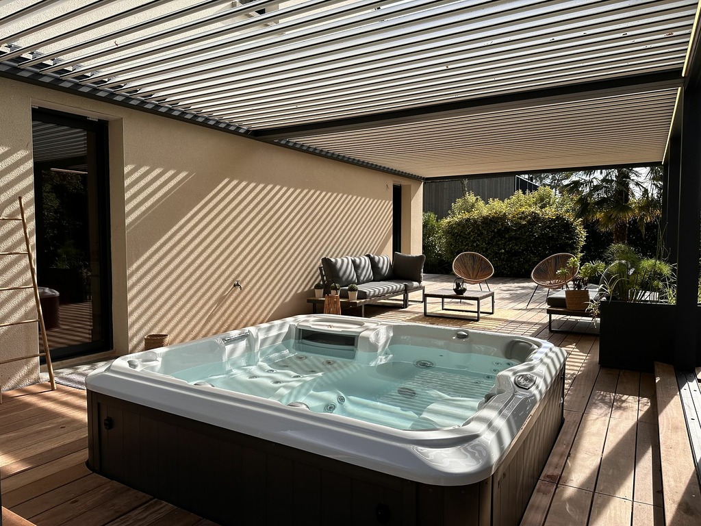 pergola jacuzzi