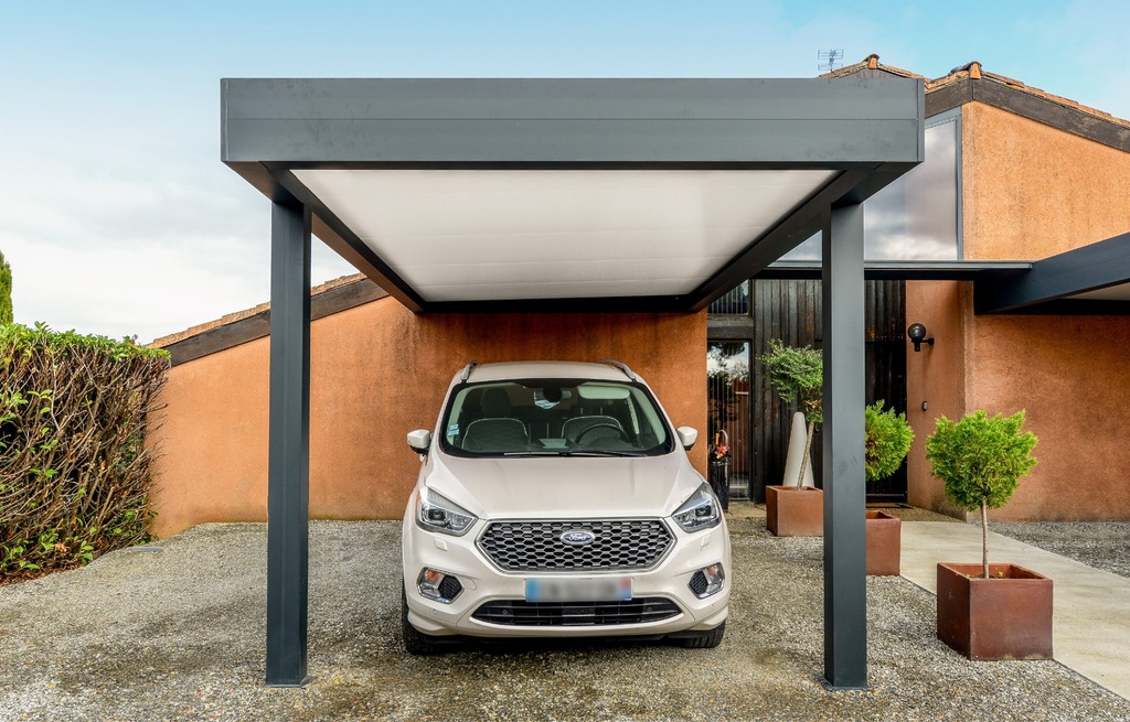 carport adossé maison avec voiture blanche